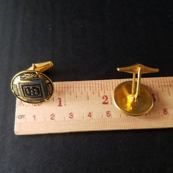 Damascene Round Geometric Cufflinks - Picture 10 of 10